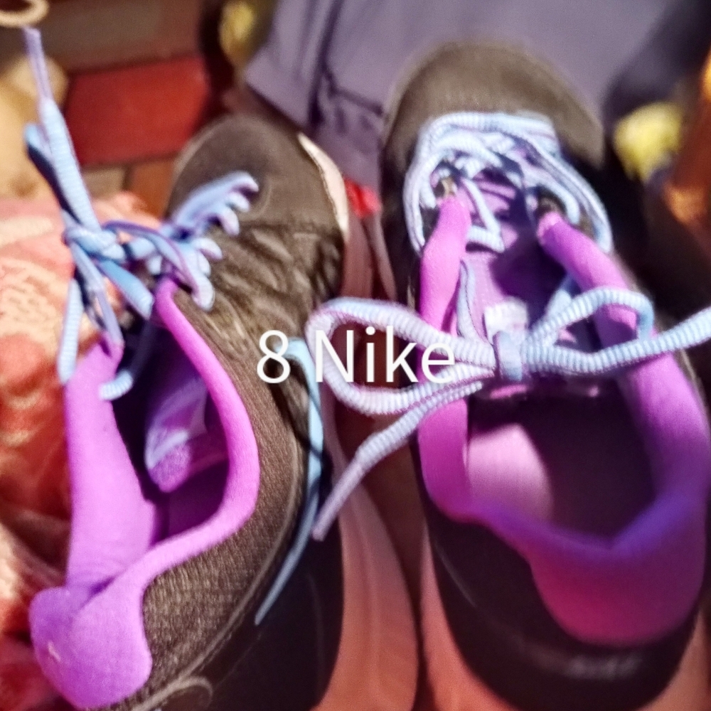 8 Nike Woman's black and pink Tennis
